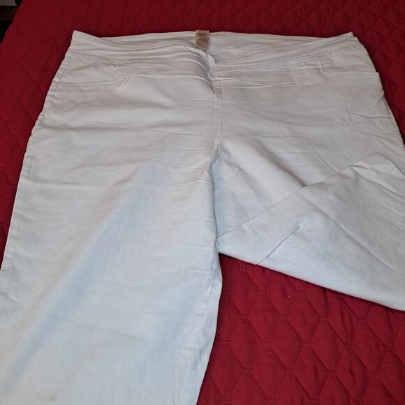 White Capri Size 3X (24W-26W) Very Stretchy *Priced to Move* - Picture 4 of 8